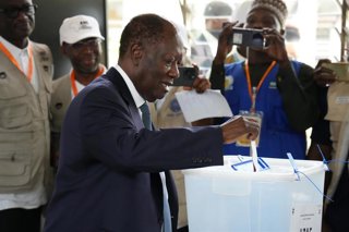 Archivo - El presidente de Costa de Marfil, Alassane Ouattara, vota durante las elecciones presidenciales de octubre de 2025, en las que obtuvo un cuarto mandato (archivo)