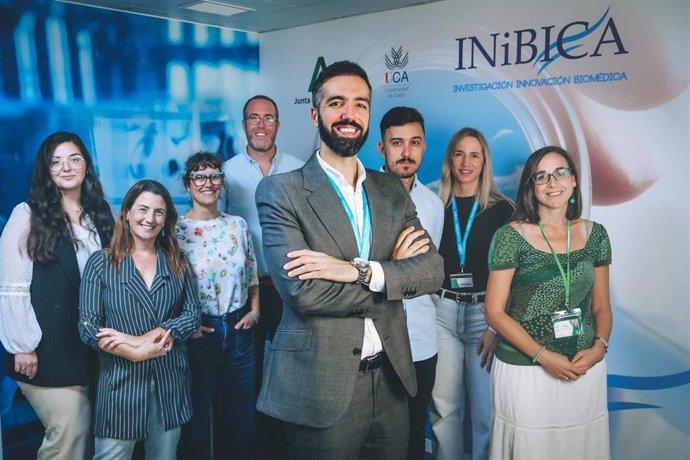 Archivo - Julio Ríos , gerente del Inibica con varios profesionales del Instituto de Investigación.