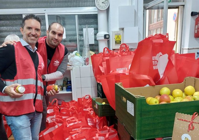 Voluntarios de Coca-Cola colaboran en el reparto de comidas a familias vulnerables de Baleares