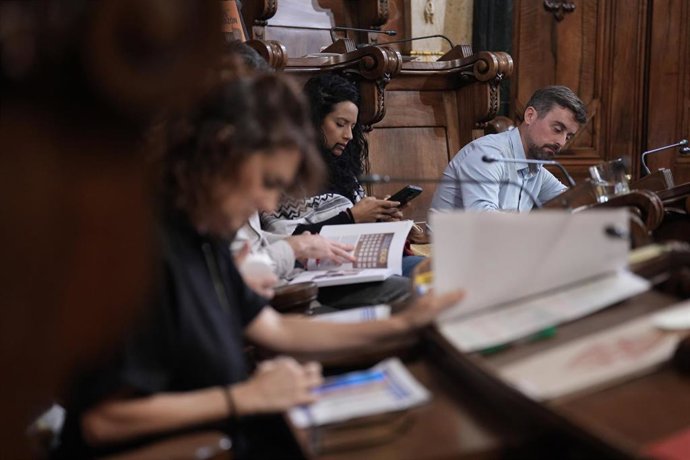 Archivo - Los concejales de Barcelona En Comú, Jess González y Marc Serra, durante una sesión plenaria, en el Ayuntamiento de Barcelona, a 31 de octubre de 2025, en Barcelona, Catalunya (España)