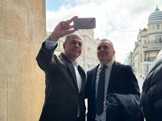 El alcalde hispalense mantiene un encuentro con sevillanos residentes en Bruselas para "reforzar la red de talento local".