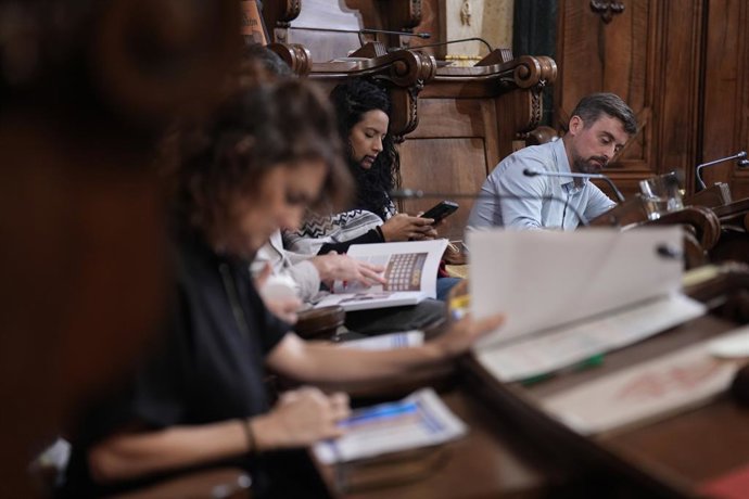 Archivo - Arxivo - Els regidors de Barcelona En Comú, Jess González i Marc Serra, durant una sessió plenària, en l'Ajuntament de Barcelona, a 31 d'octubre de 2025, a Barcelona, Catalunya (Espanya)