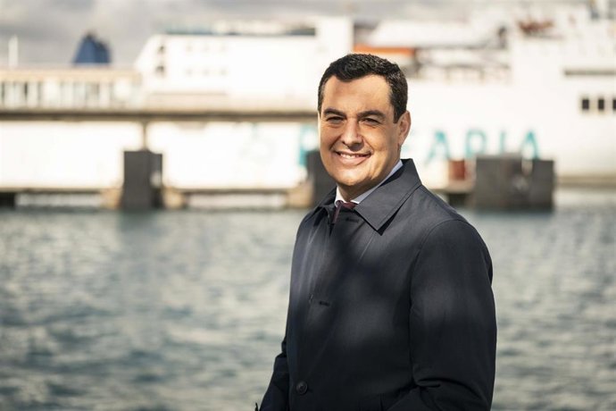 Archivo - El presidente de la Junta de Andalucía, Juanma Moreno, ofrece su mensaje de fin de año a los andaluces desde el puerto de Algeciras (Cádiz) (Foto de archivo).