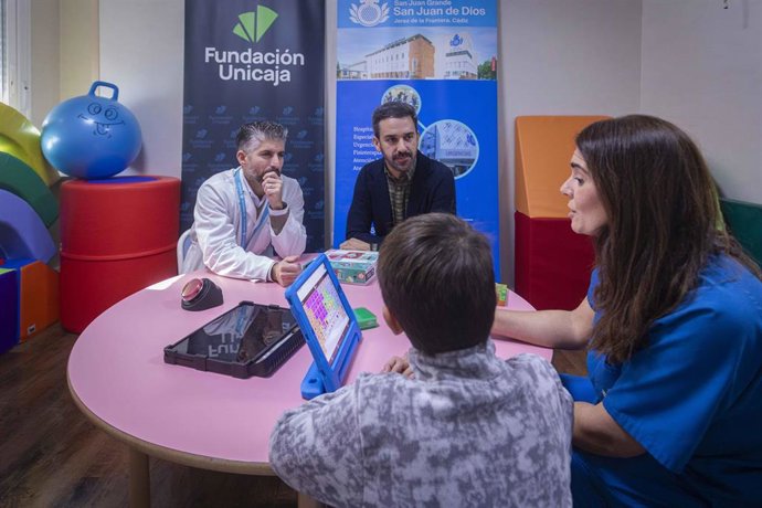 El responsable de Fundación Unicaja en Cádiz, Javier Vela, junto al director del CAIT de la Orden Hospitalaria en Jerez, Álvaro Márquez.