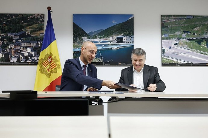 El secretario de Estado, Jordi Puy, con el responsable de una de las nuevas empresas de la Red.