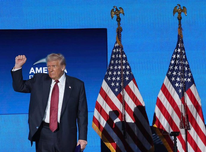 10 de dezembro de 2025, EUA, Miami: O presidente dos Estados Unidos, DONALD J. TRUMP, levanta o punho ao sair do palco durante o American Business Forum no Kaseya Center em Miami. Foto: Carl Juste/TNS via ZUMA Press Wire/dpa