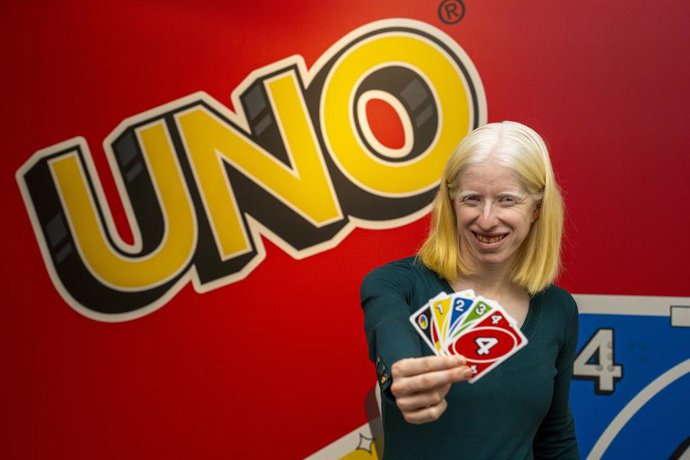 La paratriatleta Susana Rodríguez presenta el juego UNO Braille.