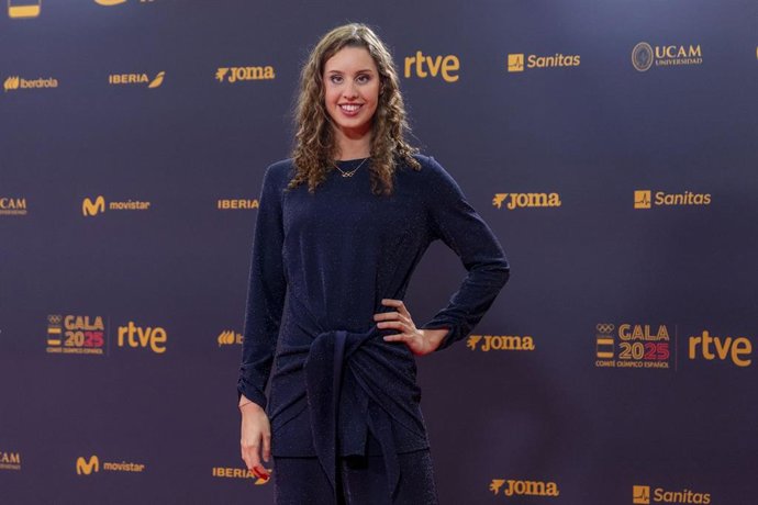 La nadadora de artística española Iris Tió posa en el photocall de la Gala del Comité Olímpico Español (COE). 