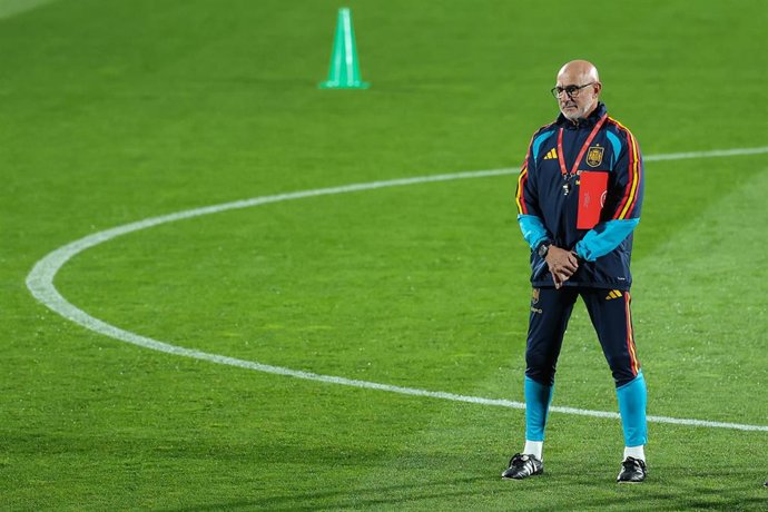 Archivo - El seleccionador nacional de fútbol Luis de la Fuente durante un entenamiento en la Ciudad del Fútbol de Las Rozas