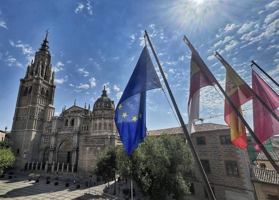 Archivo - Banderas en la plaza del Ayuntamiento de Toledo.
