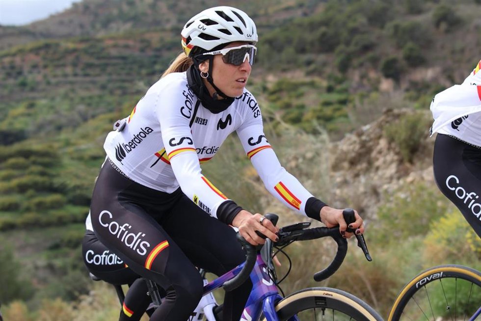 La ciclista española Mavi García, embajadora de Iberdrola, durante un entrenamiento con la selección española.