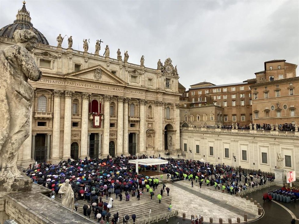 25 December 2025, Vatican: The faithful listen to the Pope's Christmas message and the blessing "Urbi et Orbi" in the rain in St. Peter's Square. Photo: Sabine Dobel/dpa
