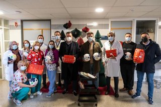 Entrega de regalos a los menores ingresados en el Hospital Juan Ramón Jiménez de Huelva.