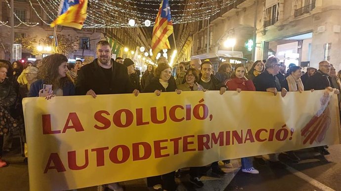 La secretaria general de ERC, Elisenda Alamany, en una de las pancartas de la manifestación de la Diada de Mallorca.