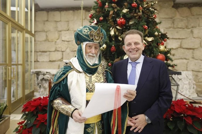 El delegado de Fiestas y Tradiciones, Julián Urbano, y el emisario real presentan la Cabalgata de Reyes Magos 2026 de Córdoba.