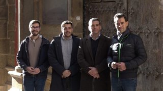 Gonzalo Marín, Gabriel Perales, Tomás Fuentes y Manuel Orcera ante la puerta donde se ubicará el Conservatorio de Úbeda