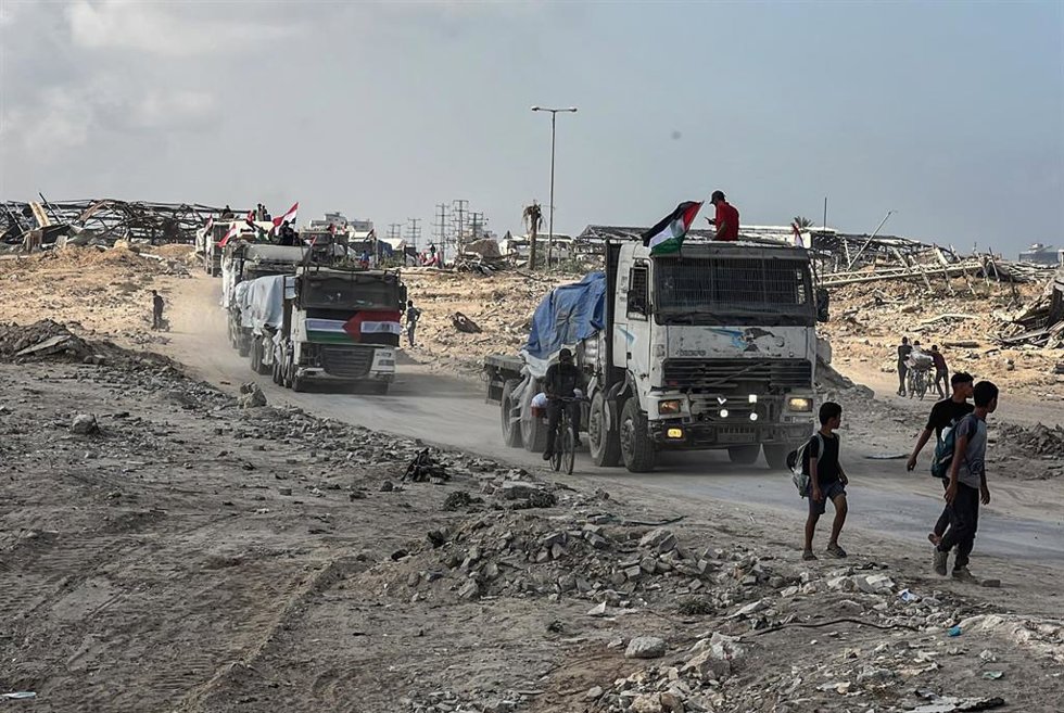 Archivo - Camiones cargados con ayuda humanitaria en la Franja de Gaza