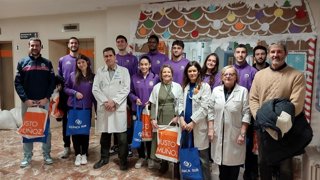 Jugadores de los equipos de baloncesto de Valladolid, en su visita al Hospital Clínico.