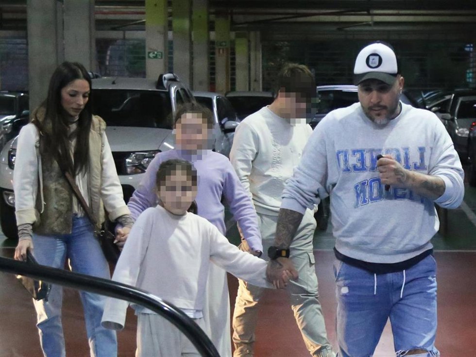 Kiko Rivera y su nueva pareja, Lola, junto a los tres hijos del DJ, a su llegada a un centro comercial de Sevilla.