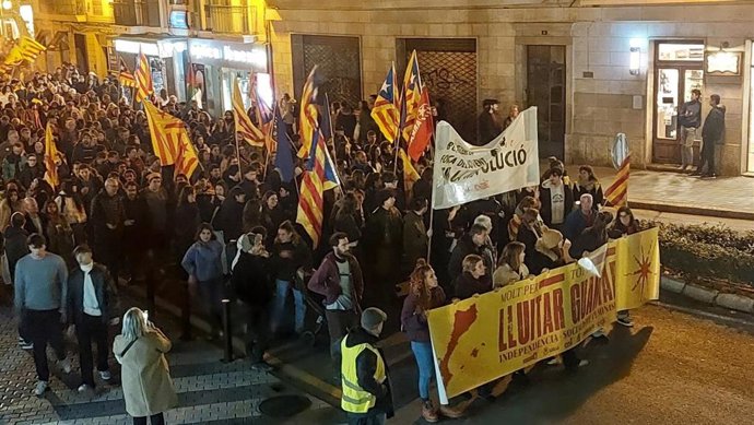 Cabecera de la manifestación en Palma por la Diada de Mallorca a su paso por Ramblas.
