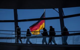 Archivo - Una bandera alemana en el Bundestag (Archivo)