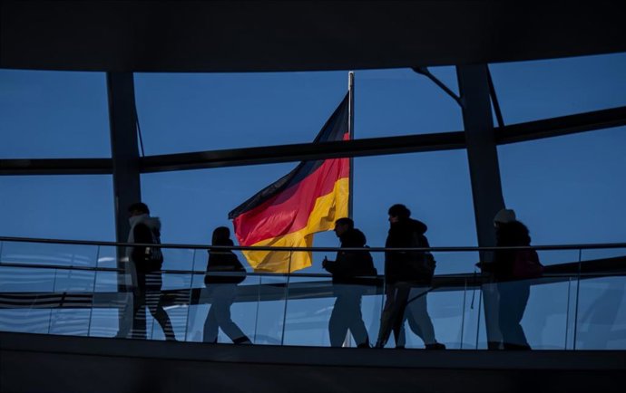 Archivo - Una bandera alemana en el Bundestag (Archivo)