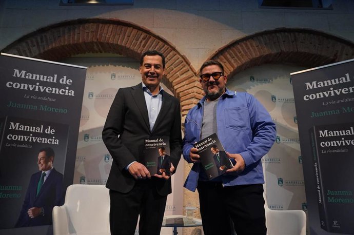 El presidente del Gobierno andaluz y del PP-A, Juanma Moreno, en la presentación de su libro con el chef Dani García.