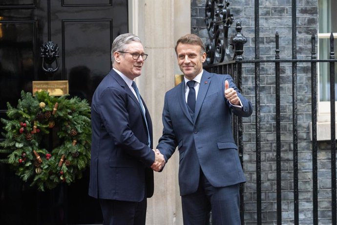 8 de dezembro de 2025, Londres, Inglaterra, Reino Unido: O primeiro-ministro do Reino Unido, KEIR STARMER, recebe o presidente da França, EMMANUEL MACRON, no número 10 da Downing Street para uma reunião com o primeiro-ministro alemão Friedrich Merz e o pr