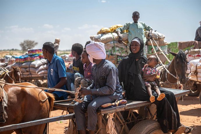 Archivo - ADRE, June 27, 2025  -- Sudanese refugees enter Chad via Adre crossing in Adre, Chad, on June 24, 2025. According to the statistic figures released by the UN earlier in June, more than 844,000 Sudanese refugees have fled to Chad after war broke 