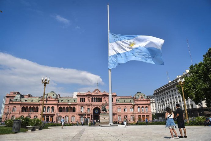 Archivo - 25 November 2020, Argentina, Buenos Aires: The Argentinian flag on the Plaza de Mayo is flying at half-mast after Argentinian President Alberto Fernandez announced three days of national mourning following the death of Argentina football great D
