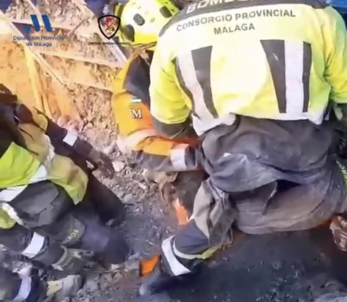 Bomberos del CPB durante el rescate de un hombre atrapado bajo tres metros de escombros en Vélez-Málaga