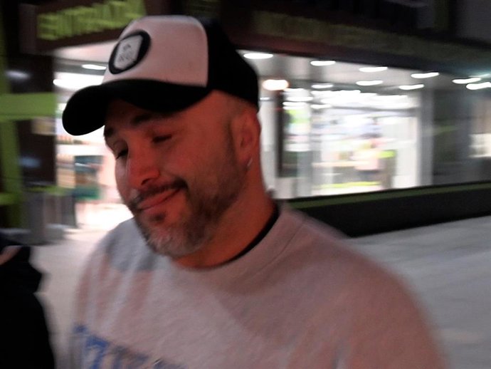 Kiko Rivera no puede disimular su felicidad tras anunciar que está de nuevo enamorado de una bailarina llamada Lola.