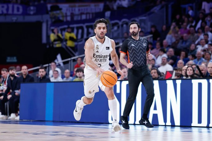Facundo Campazzo, do Real Madrid, em ação durante a partida de basquete do Campeonato Espanhol, Liga ACB Endesa, disputada entre Real Madrid e Basquet Girona na Madrid Arena em 14 de dezembro de 2025, em Madri, Espanha.