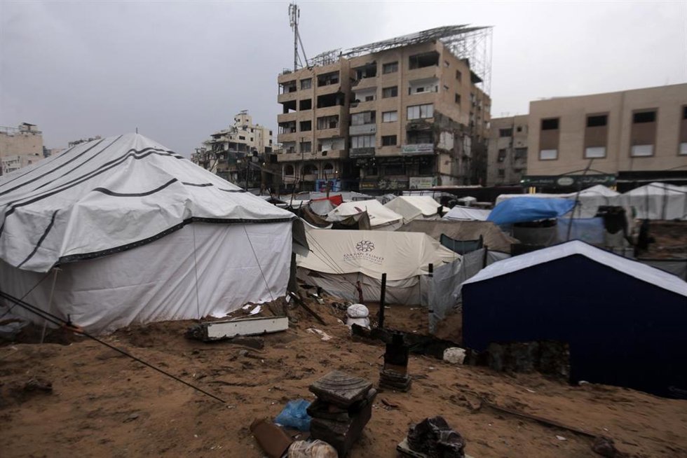 Refugios para palestinos desplazados en la Franja de Gaza