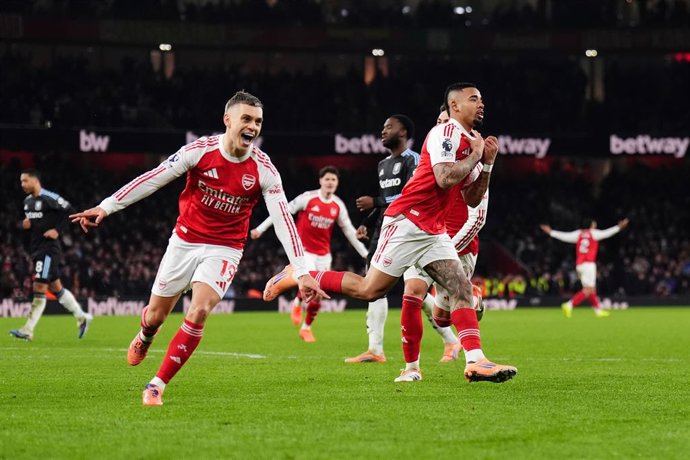 30 de dezembro de 2025, Reino Unido, Londres: Gabriel Jesus (R), do Arsenal, comemora o quarto gol de sua equipe durante a partida de futebol da Premier League inglesa entre Arsenal e Aston Villa no Emirates Stadium. Foto: John Walton/PA Wire/dpa