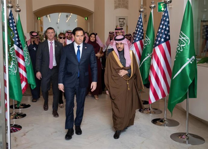 Archivo - El secretario de Estado de EEUU, Marco Rubio, camina junto al ministro de Exteriores de Arabia Saudí, Faisal bin Farhan, antes de una reunión bilateral en Riad
