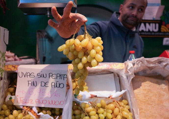 Archivo - Expositor con uvas en una frutería de un mercado de abastos. A 30 de diciembre de 2024, en Sevilla (Andalucía, España). Las familias ultiman sus compras para despedir el año en la cena de Nochevieja y la celebración de la entrada del año con las