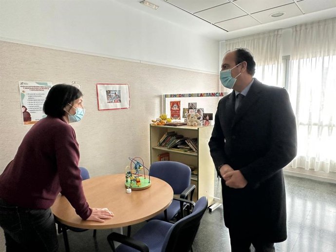 El consejero de Sanidad del Gobierno de Aragón, José Luis Bancalero Flores, ha visitado el centro de salud de Calanda.