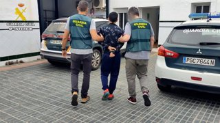 Imagen de rercurso de un detenido por parte de agentes de la Guardia Civil.