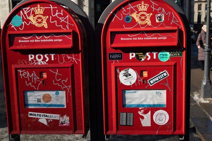Archivo - February 17, 2025, Copenhagen, Denmark: Two Danish red letter box, letterbox, letter plate, letter hole, mail slot or mailbox in front of The Marble Church.