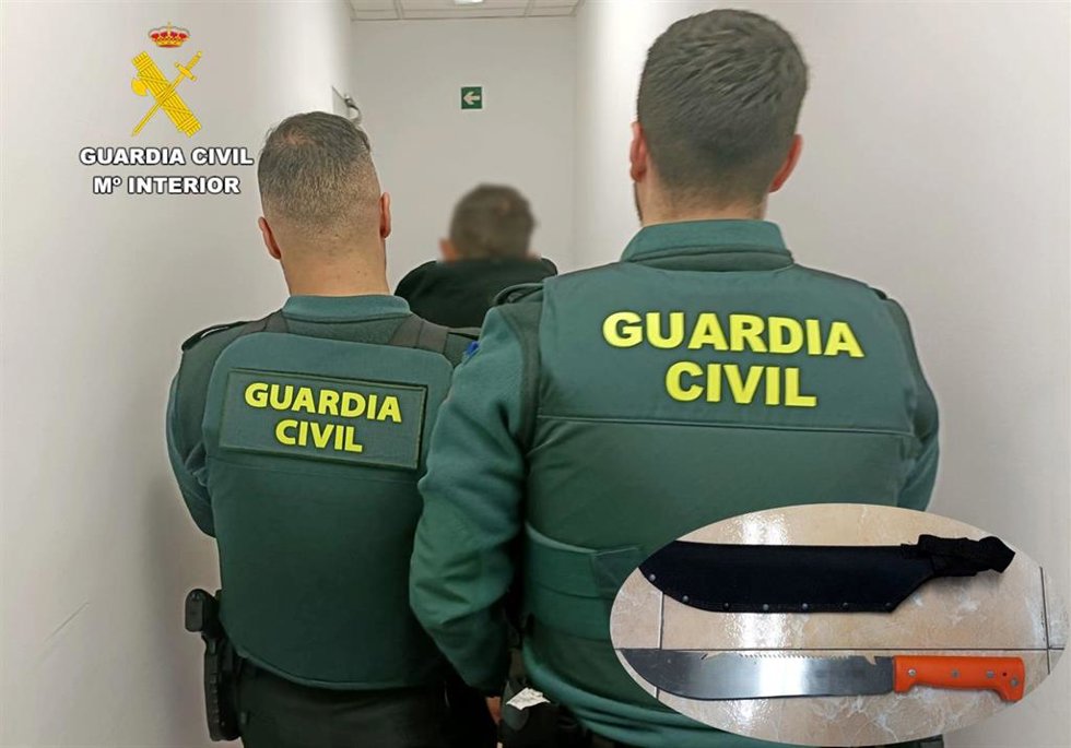 Agentes de la Guardia Civil con uno de los detenidos