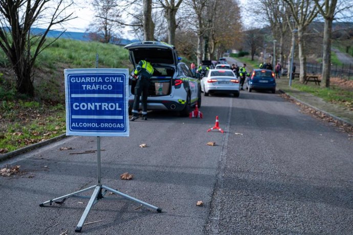 Imagen de recurso de un control de alcohol y drogas por parte de agentes de la DGT