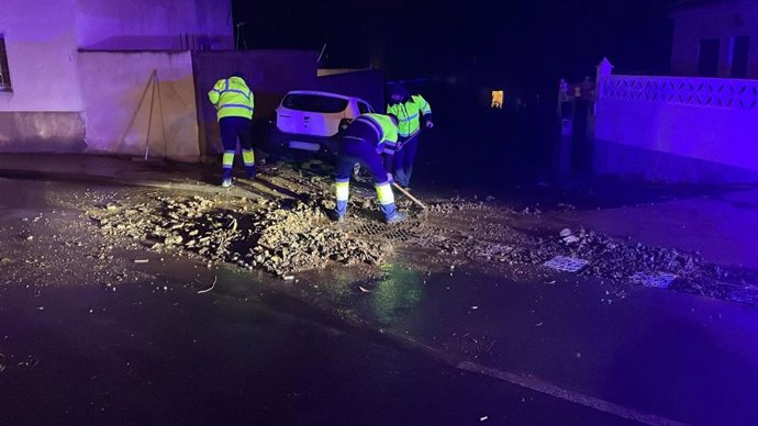 Archivo - Operarios del Ayuntamiento de La Laguna intervienen tras un desprendimiento en una carretera en la Laguna tras el paso de la borrasca 'Olivier'