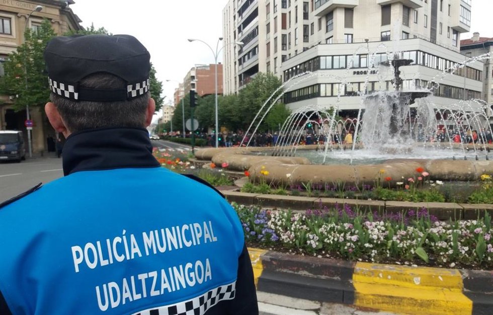 Archivo - Foto de archivo de un agente de la Policía Municipal de Pamplona controlando el tráfico.