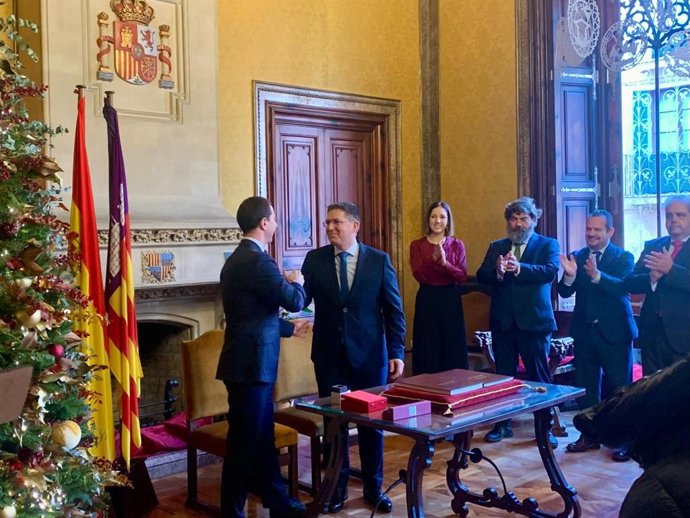 El nuevo conseller de Turismo del Consell de Mallorca, Guillem Guinard, toma posesión del cargo.