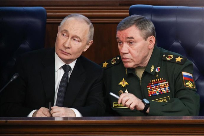 El presidente ruso, Vladimir Putin, y el jefe del Estado Mayor de las FFAA, Valeri Gerasimov.