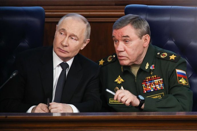 RÚSSIA, MOSCOU - 17 DE DEZEMBRO DE 2025: O presidente da Rússia, Vladimir Putin (à esq.), e o primeiro vice-ministro da Defesa da Rússia, Valery Gerasimov, chefe do Estado-Maior das Forças Armadas da Rússia, participam de uma reunião ampliada do Conselho 