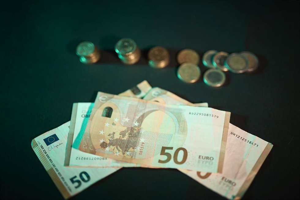 Archivo - Billetes y monedas, a 3 de septiembre de 2025, en Madrid (España). El uso del dinero en efectivo sigue disminuyendo con tan solo dos de cada diez personas eligiéndolo como método de pago habitual según el informe de PaynoPain Métodos de pago: