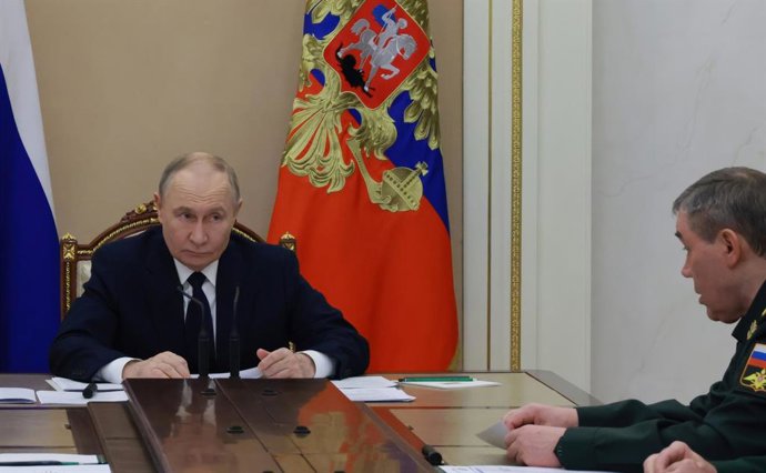 29 de dezembro de 2025, Moscou, Oblast de Moscou, Rússia: O presidente russo Vladimir Putin, à esquerda, ouve o chefe do Estado-Maior das Forças Armadas russas Valery Gerasimov, à direita, durante uma reunião para discutir a guerra em curso contra a Ucrân
