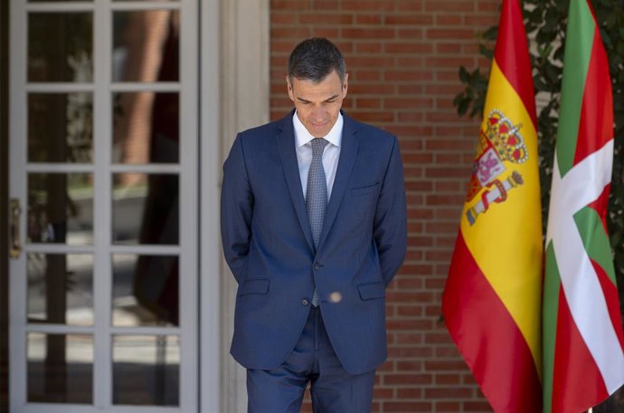 Archivo - El presidente del Gobierno, Pedro Sánchez, antes de un encuentro con el lehendakari, Imanol Pradales, en el Palacio de La Moncloa, a 15 de julio de 2025, en Madrid (España). Durante la reunión abordan las transferencias pendientes -entre ellas e
